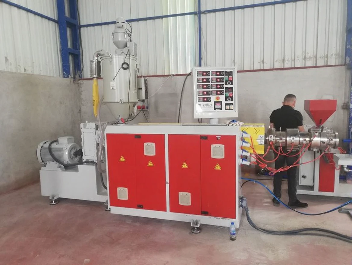 3hbfjtavt5rmr0cvrw5snhn538 450 / 500 Kg Tek Burgu HDPE – LDPE Plastik Pvc Boru Extrüder - Image 1