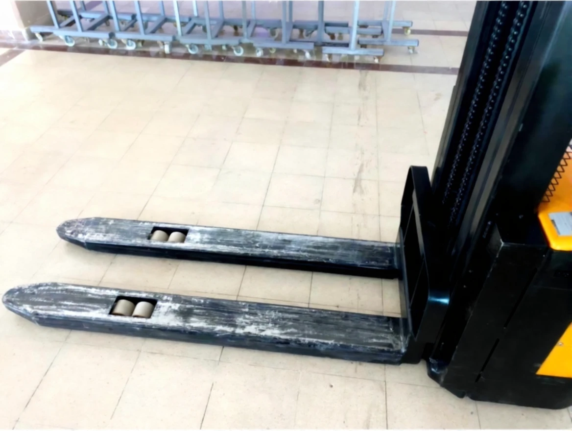 6j3bn6zsxdrmt0cvbtaajyqf8g 2000 Kg 460 Cm Fully Electric Stacker - Image 1