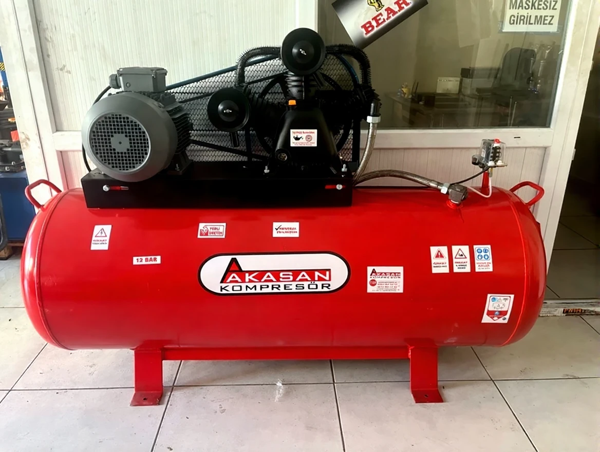 bq9f590bxhrme0cv2hmsd664y8 500 Liter 12 bar 10 hp Step-by-Step Compressor - Image 1