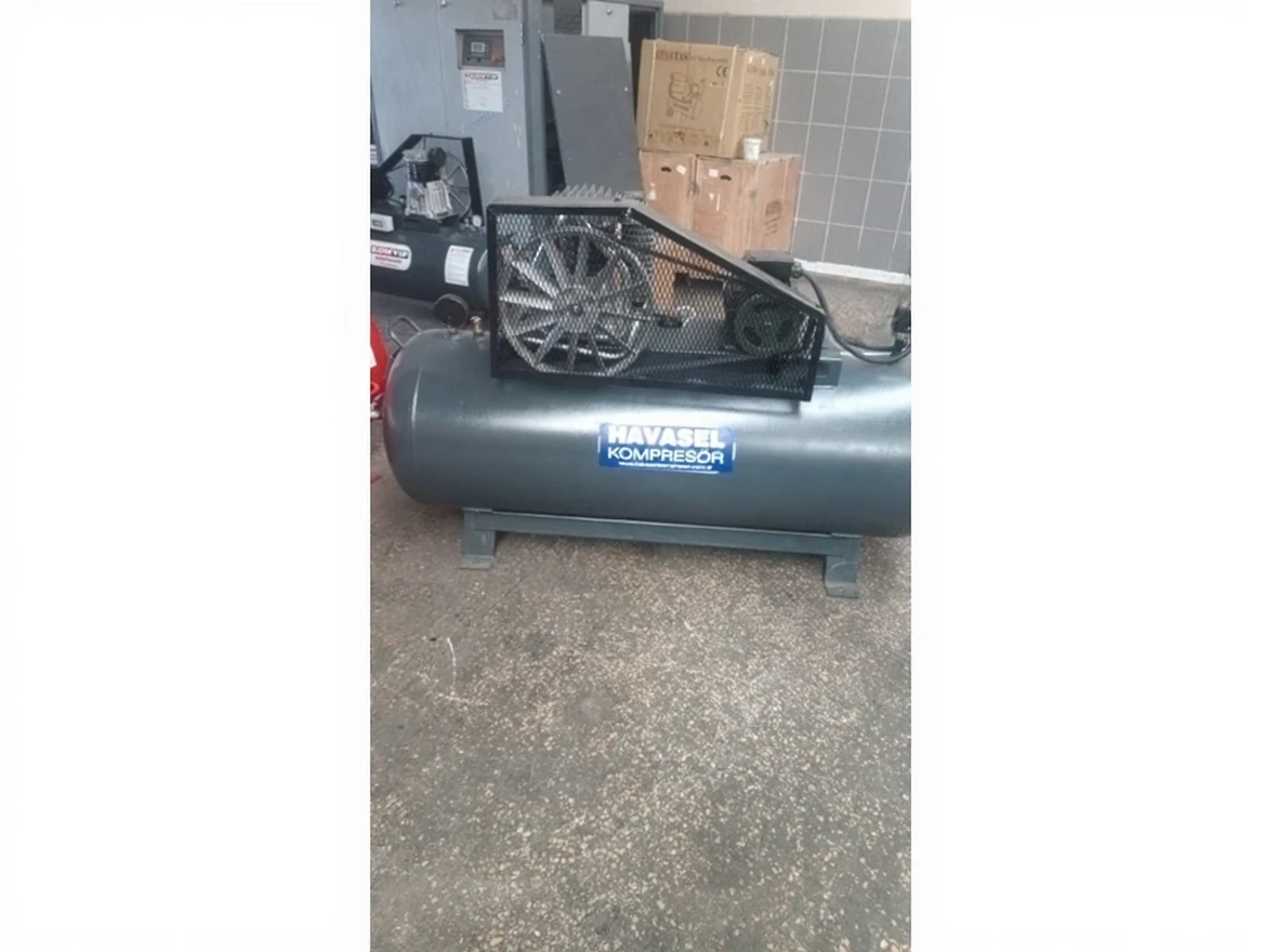 dcyvpysd1hrma0cv2he84czbg4 300 Litre (4 Hp) Single Stage Piston Air Compressor - Image 1