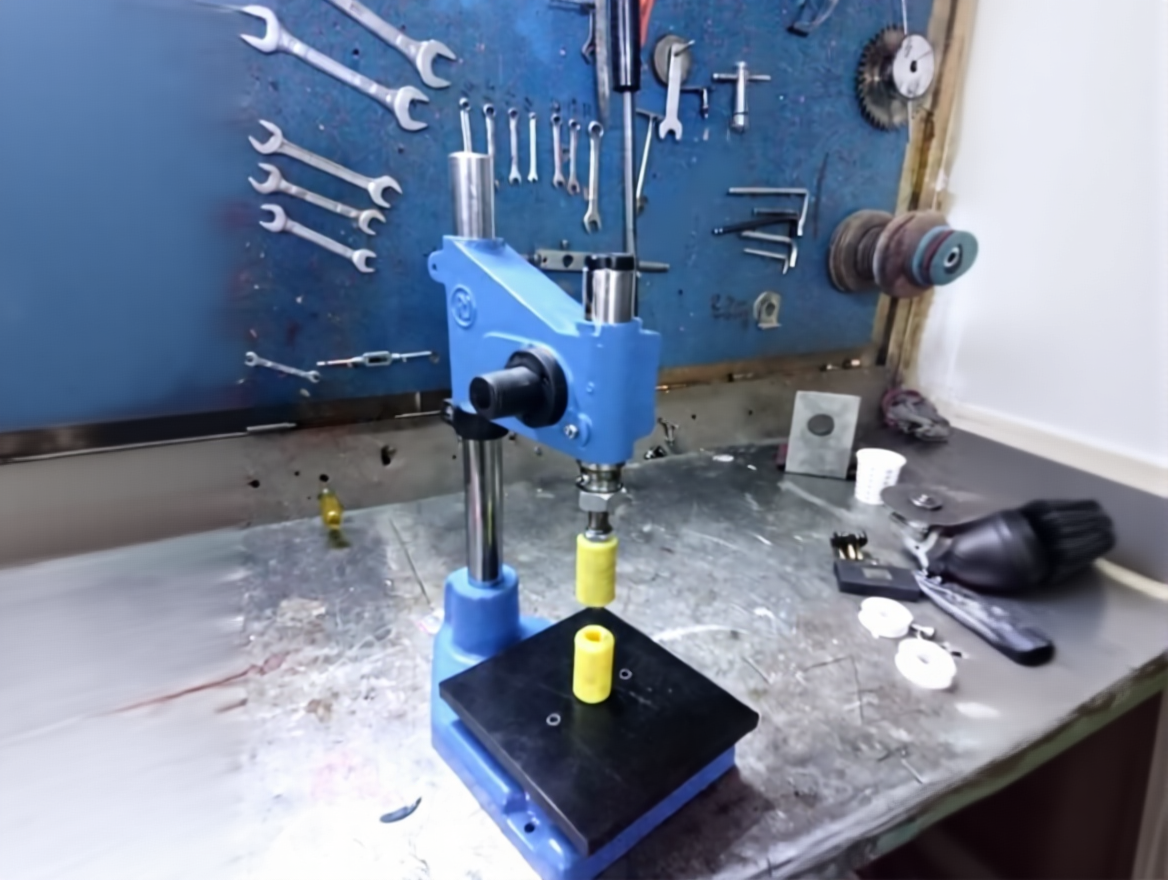 e6n54pm231rme0ctn798t9wem4 Manual Bottle Perfume Cap Crimping Capping Machine - Image 1