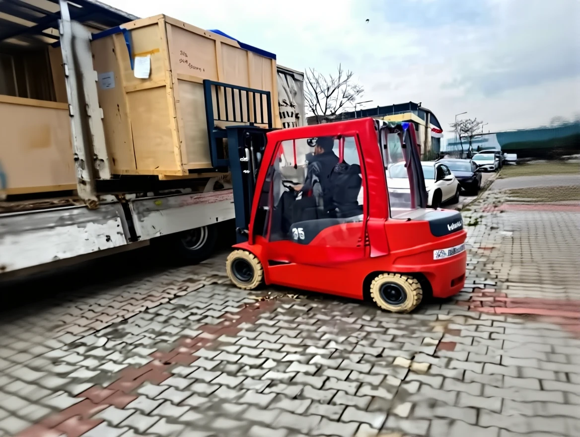 k8s2p838jdrmr0cvaf3rp35mpm 3.5 Ton Lithium Battery Forklift - Image 1