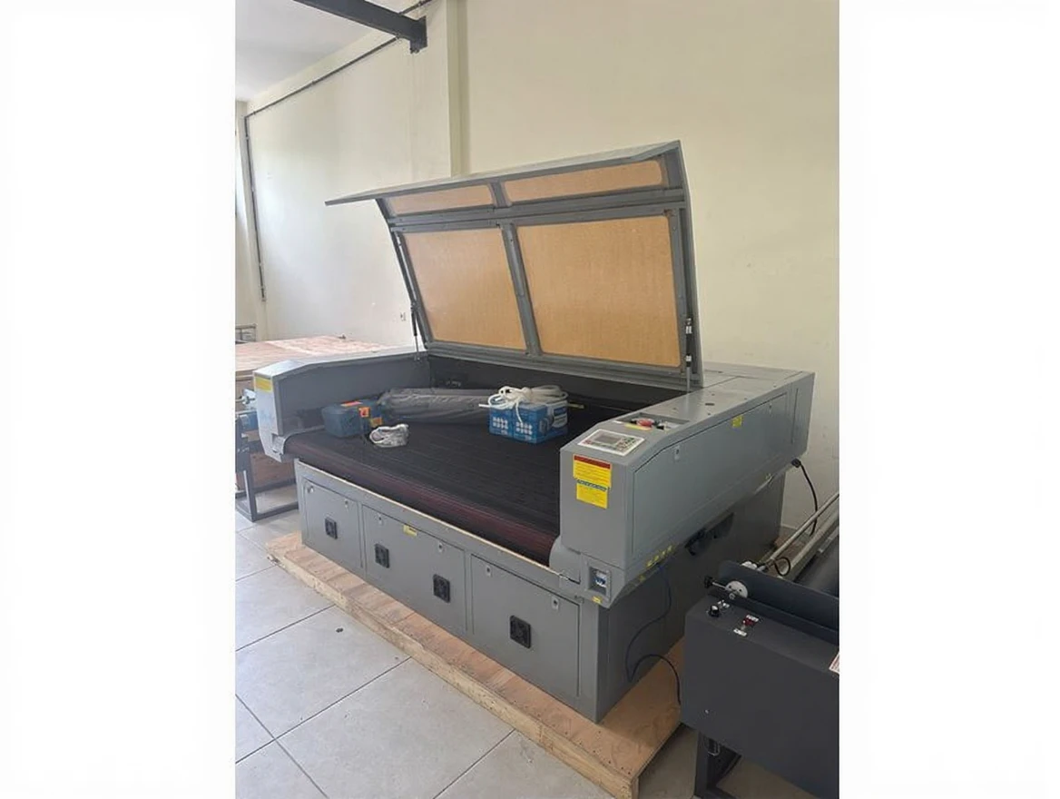 mr05hwrzvhrme0ctsn2rb54dkr Kgl-1810 Conveyor Laser Cutting Machine - Image 1