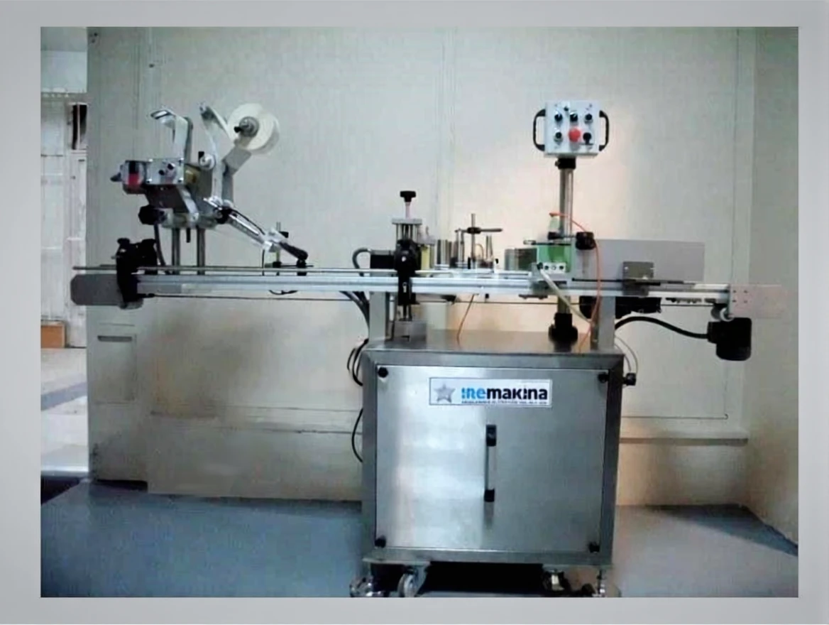 nnayj29sydrmt0cv94cv00nwqr 1500/2000 Adet / Saat Otomatik Yatay Etiketleme Makinası - Image 1