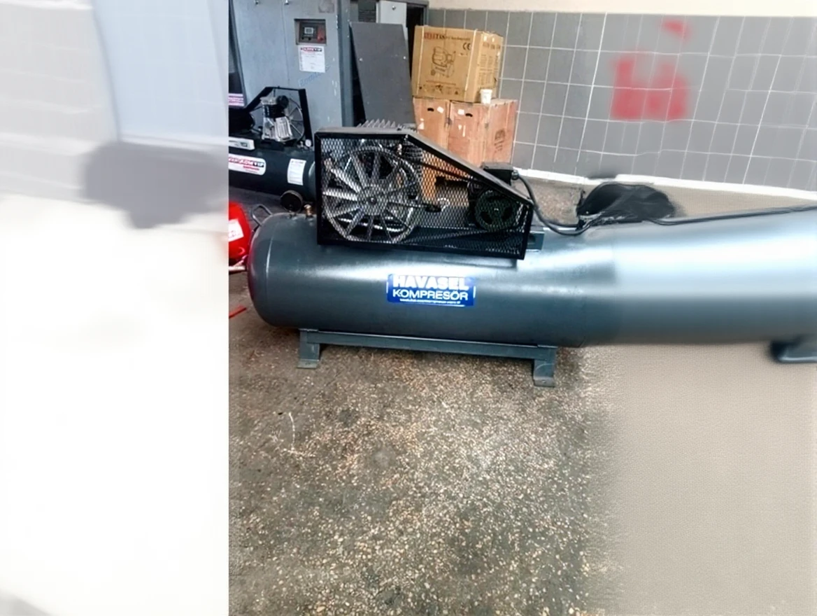 qf96svgxphrm80cv2hv815wxs8 200 Litre (3 Hp) Piston Air Compressor - Image 1