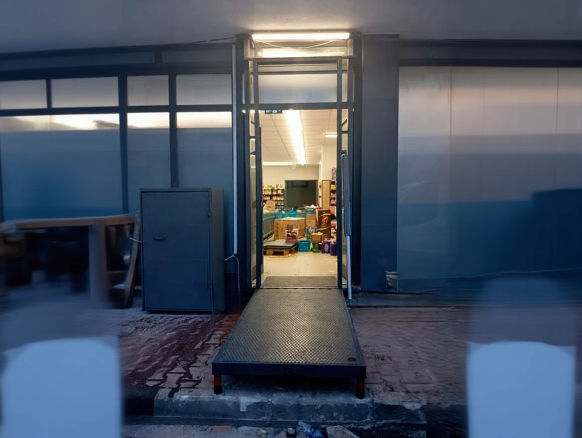 qvq11kymg1rmw0cvbmjtdnw37r 2 Ton Capacity Telescopic Hydraulic Load Transfer Ramp - Image 1