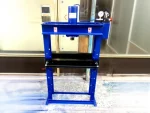 25 Ton Wide Type Hydraulic Press (63 Cm) - Image 2